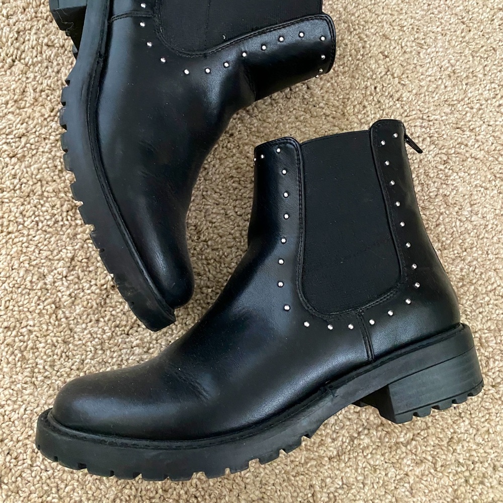 Black Universal Thread Stud Boots